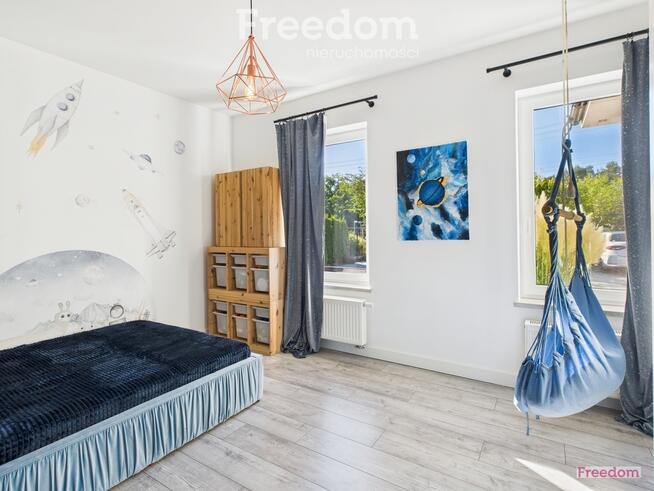 Parterowy dom z przeszklonym ogrodem w Kątach