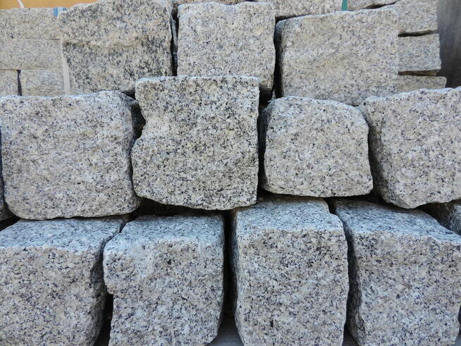 Kamień czerwony Kostka granitowa czerwona Vanga Szary granit