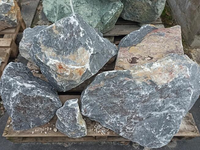 Kamień zielony duży Głaz zielony do ogrodu skała bryła