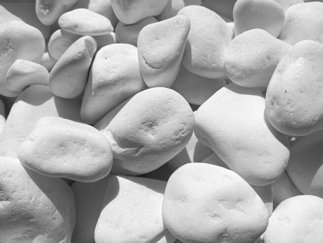 Grys Biały Thasos śnieżnobiały kamień z błyszczącymi Thassos