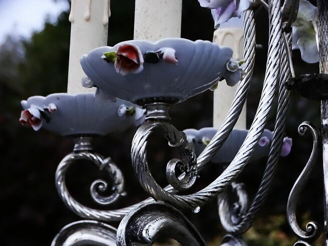 Rustykalny wiszący żyrandol świecznikowy.