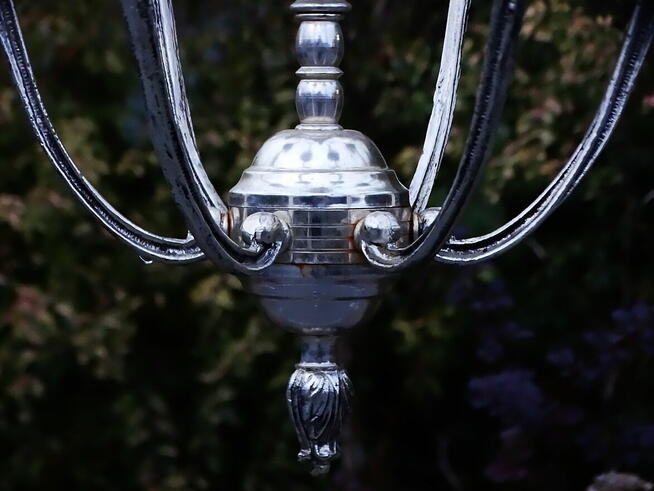 Rustykalny wiszący żyrandol świecznikowy.