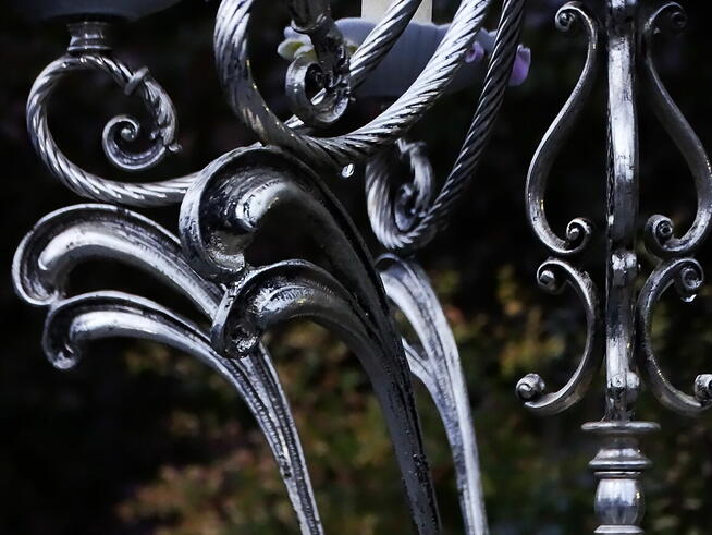 Rustykalny wiszący żyrandol świecznikowy.