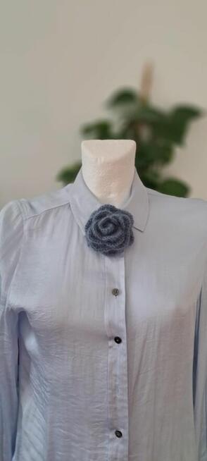 Broszka ręcznie robiona na szydełku