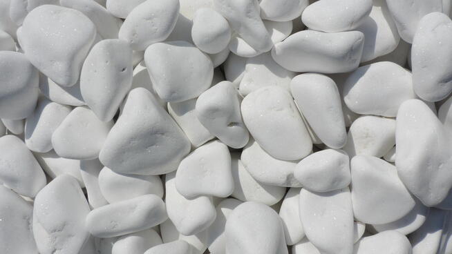 Grys Biały Thasos śnieżnobiały kamień z błyszczącymi Thassos