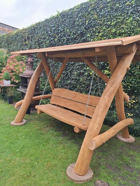 Huśtawka ogrodowa z bala zadaszona