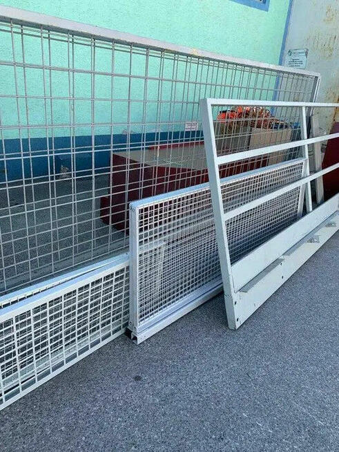 Metalowa barierka przemysłowa