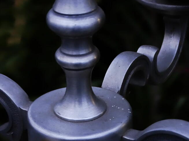 Metalowy wiszący żyrandol świecznikowy z 4 ramionami w stylu