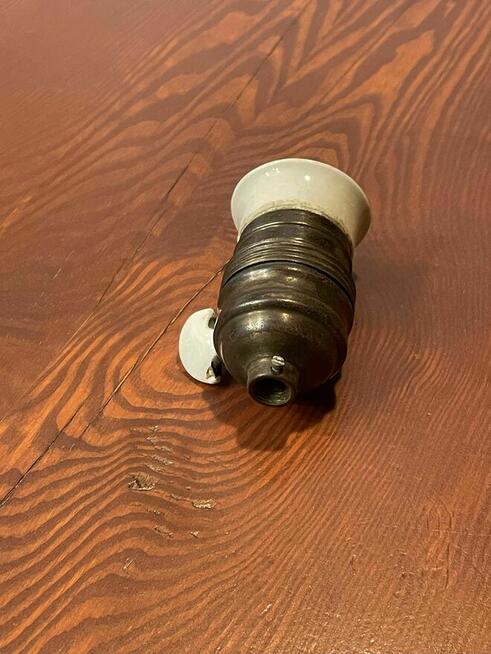 Stara oprawka stalowa z porcelanką i wyłącznikiem E27