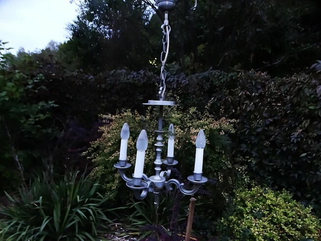 Metalowy wiszący żyrandol świecznikowy z 4 ramionami w stylu