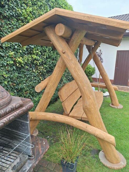 Huśtawka ogrodowa z bala zadaszona