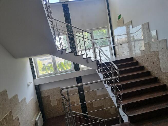 Sprzedam biurowiec bezpośrednio w stanie deweloperskim.