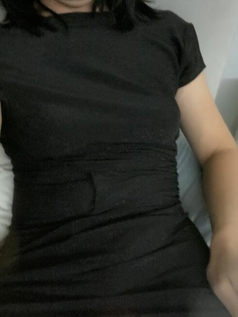 Młody w damskich seksi ubraniach spotka sie