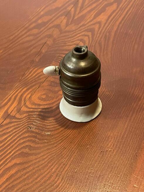 Stara oprawka stalowa z porcelanką i wyłącznikiem E27