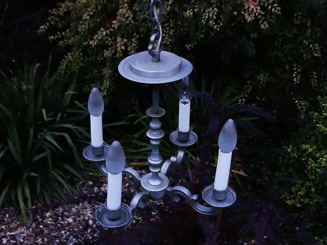 Metalowy wiszący żyrandol świecznikowy z 4 ramionami w stylu