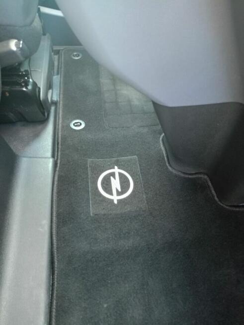 OPEL VIVARO wersja long 9 osób