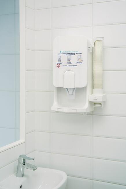 Dozownik płynu z kubeczkami do płukania higieny jamy ustnej