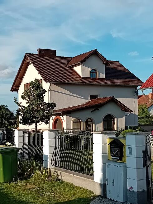 Malowanie dachów, renowacja kostki brjkowej, mycie elewacji.