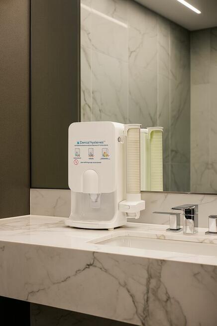 Dozownik płynu z kubeczkami do płukania higieny jamy ustnej