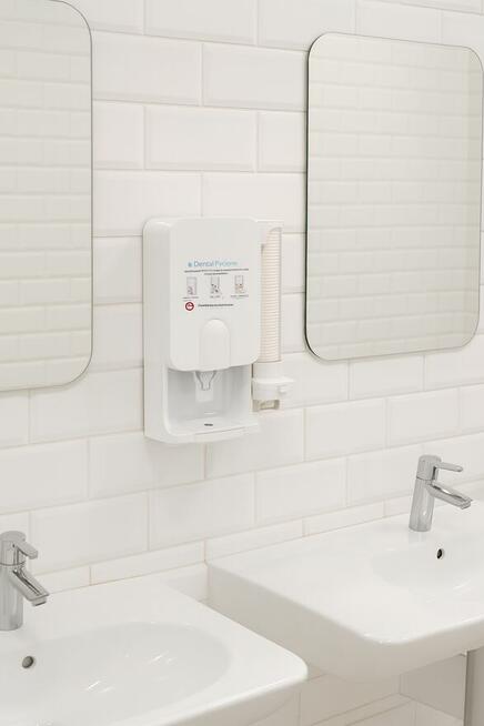 Dozownik płynu z kubeczkami do płukania higieny jamy ustnej