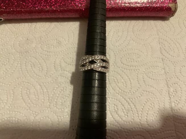 Srebrny pierścionek z cyrkoniami 925