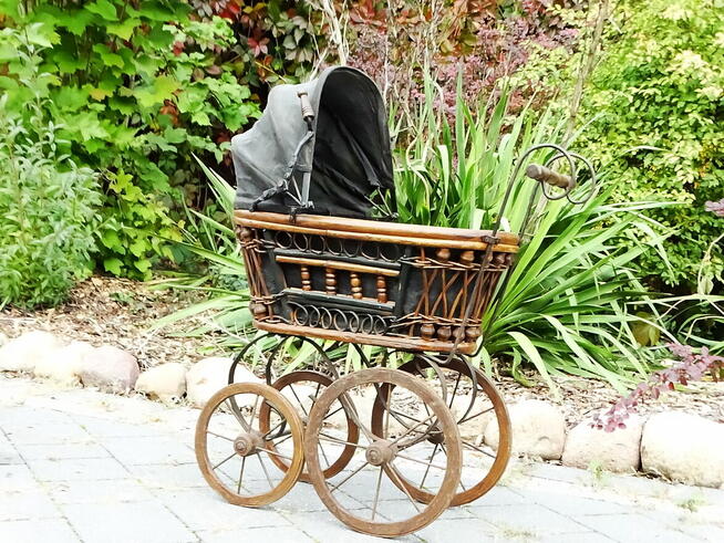 Ozdobny dekoracyjny wózek dziecięcy typu retro 60x50 cm.