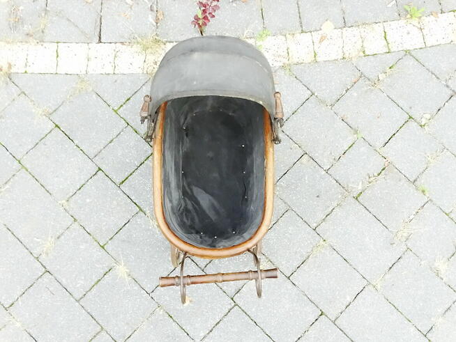 Ozdobny dekoracyjny wózek dziecięcy typu retro 60x50 cm.