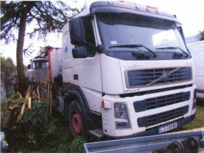 Syndyk sprzeda zestaw: żuraw samochodowy i ciężarówka