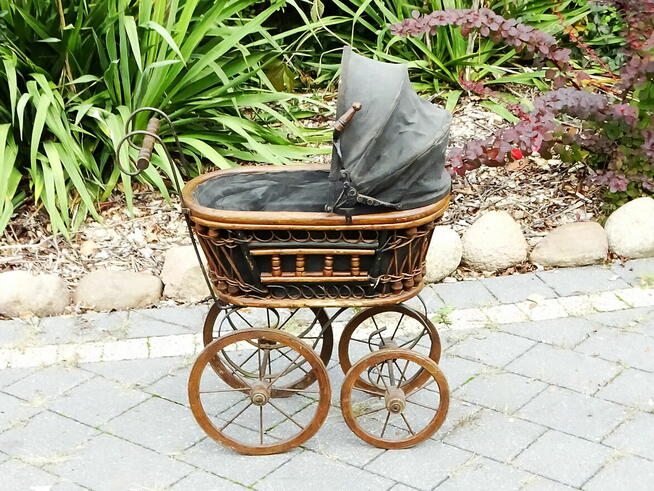 Ozdobny dekoracyjny wózek dziecięcy typu retro 60x50 cm.