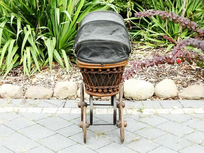 Ozdobny dekoracyjny wózek dziecięcy typu retro 60x50 cm.