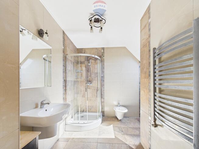 Dom wolnostojący z garażem- Łopuszna