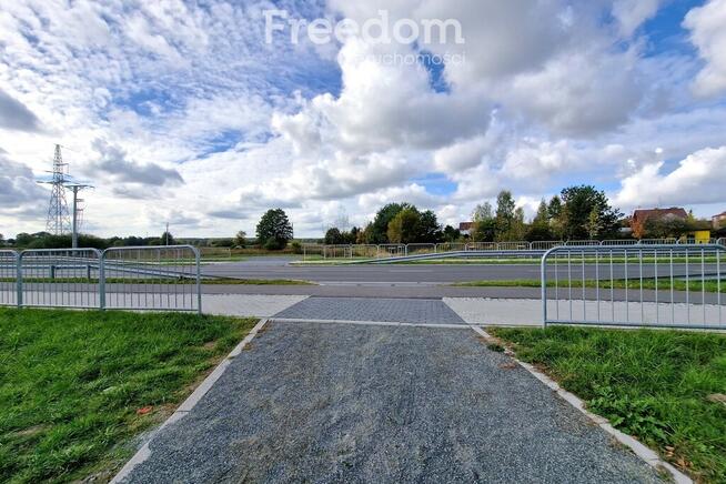 Duża łąka nad Krzną przy nowym moście i ścieżce