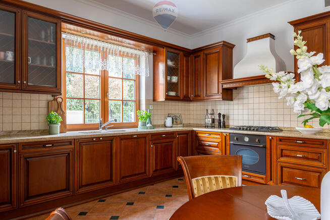 ELEGANCKA REZYDENCJA NA WYNAJEM W ŁOMIANKACH