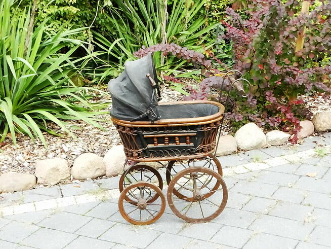 Ozdobny dekoracyjny wózek dziecięcy typu retro 60x50 cm.