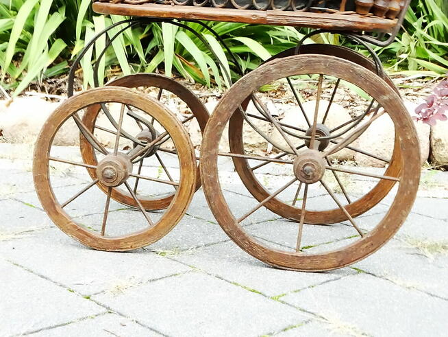 Ozdobny dekoracyjny wózek dziecięcy typu retro 60x50 cm.