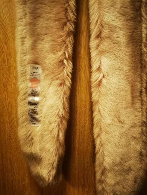 Szal futerkowy nowy sprzedam za 30 zł. Długość 190 cm