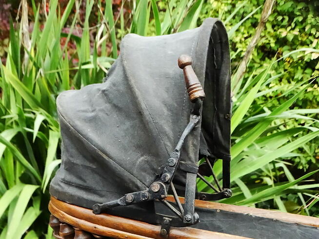 Ozdobny dekoracyjny wózek dziecięcy typu retro 60x50 cm.