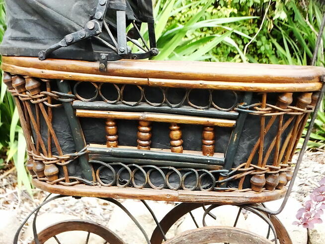 Ozdobny dekoracyjny wózek dziecięcy typu retro 60x50 cm.