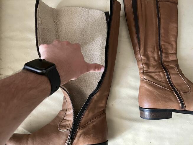 OKAZJA kozaki typu oficerki w kolorze beżowo - brązowym