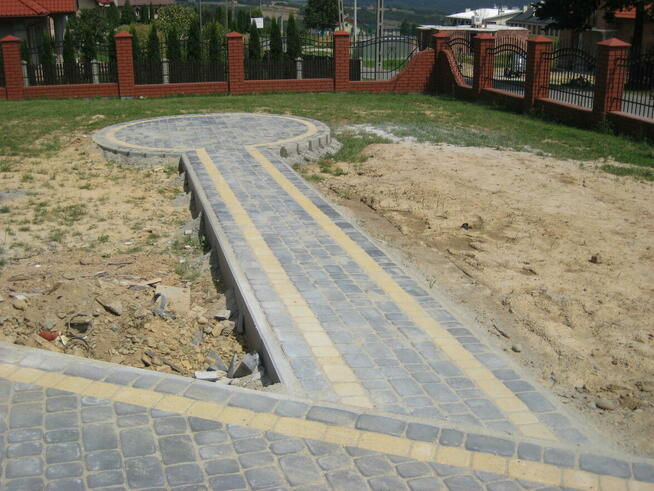 Układanie kostki brukowej, brukarstwo, minikoparka