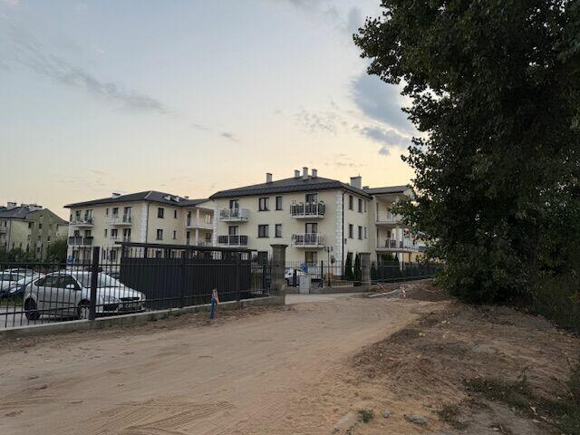 Błonie Pass, apart. 37m(w tym taras 5m)+miejsce parkingowe