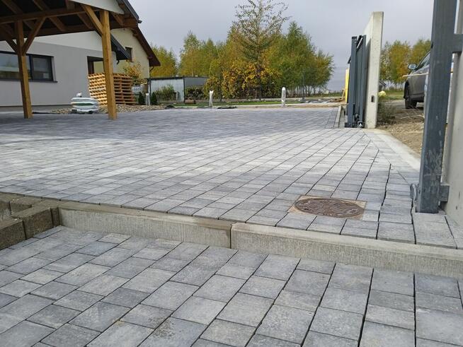 Układanie kostki brukowej, brukarstwo, minikoparka