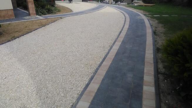 Układanie kostki brukowej, brukarstwo, minikoparka