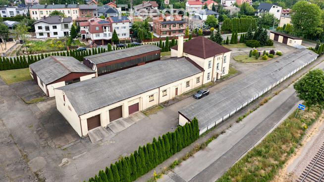 Obiekt przemysłowy z zapleczem biurowym i garażami