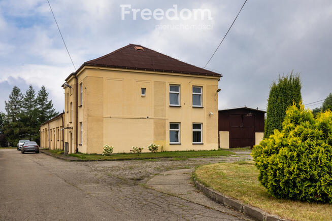 Obiekt przemysłowy z zapleczem biurowym i garażami