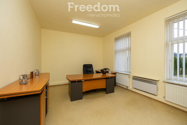 Obiekt przemysłowy z zapleczem biurowym i garażami