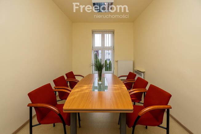 Obiekt przemysłowy z zapleczem biurowym i garażami