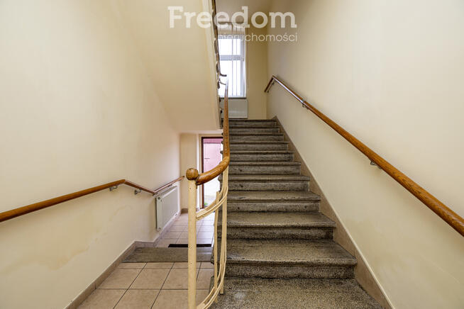 Obiekt przemysłowy z zapleczem biurowym i garażami