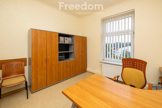 Obiekt przemysłowy z zapleczem biurowym i garażami