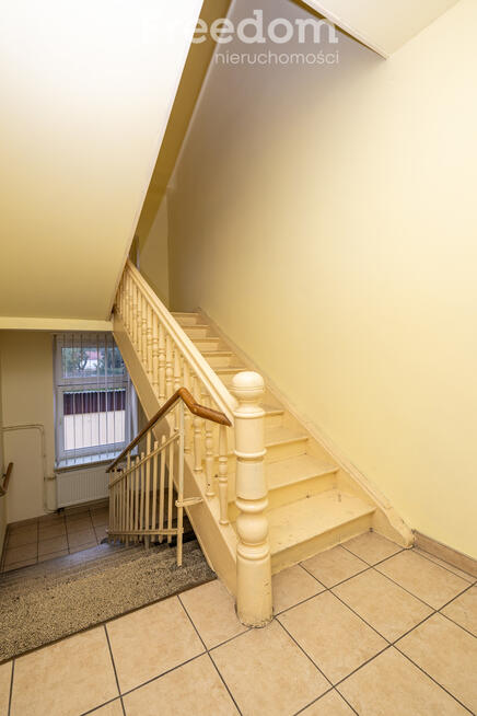 Obiekt przemysłowy z zapleczem biurowym i garażami